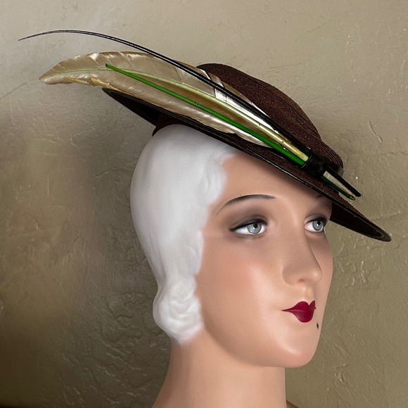 CHARMING 1940S' BROWN STRAW FEDORA WITH LACQUERED FEATHERS + QUILLS